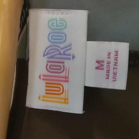 NWT - LuLaRoe Lindsay - Size Medium - Picture 3 of 7